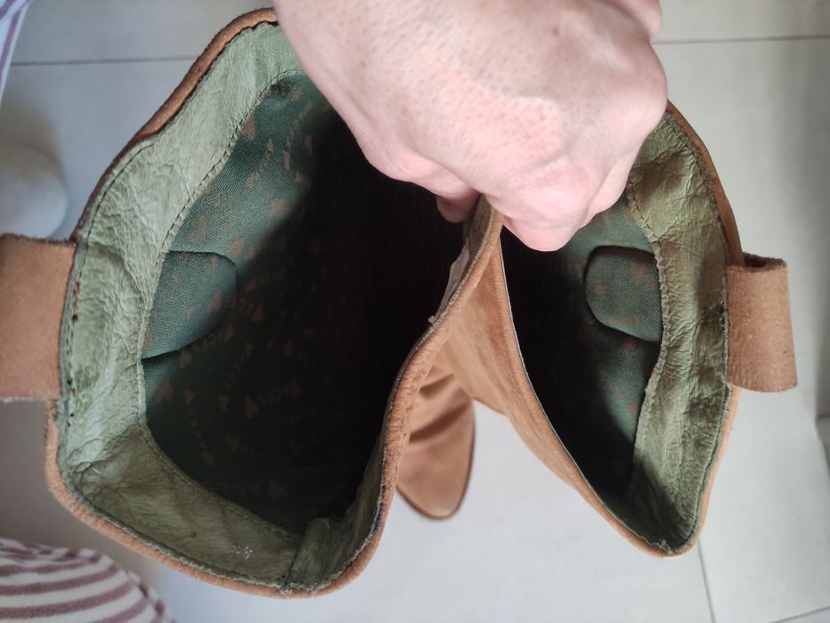 Botas de cano alto em pele camel