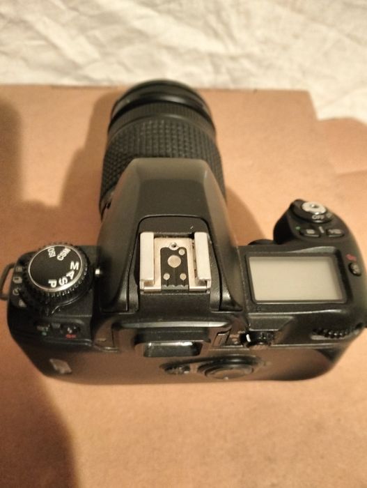 Máquina Nikon F80 + lente nikkor 28-80mm