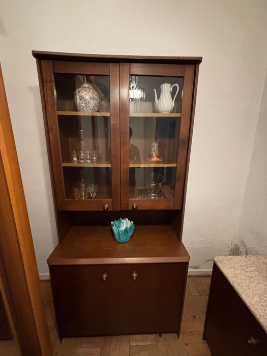 Louçeiro - Móvel antigo em madeira com portas de vidro – bom estado