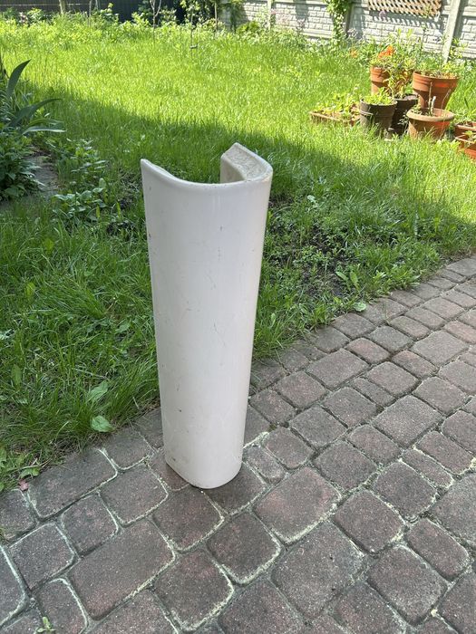 Postument pod umywalke