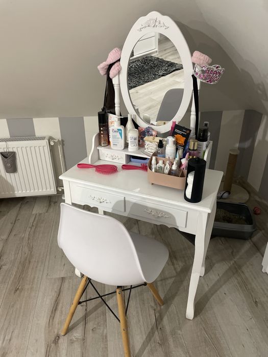 toaletka do malowania/ na kosmetyki z krzesłem