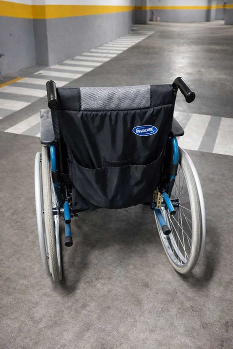 Cadeira de rodas manual Invacare – dobrável e funcional
