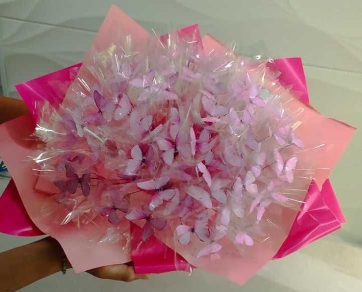 Букет з метеликів що світяться.