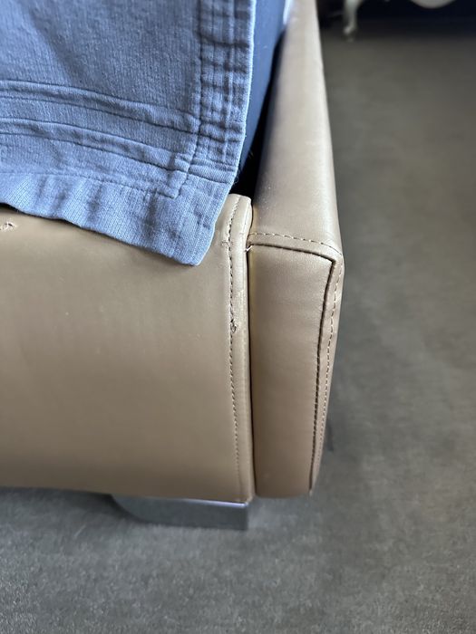 Łóżko , rama  . Skóra naturalne .