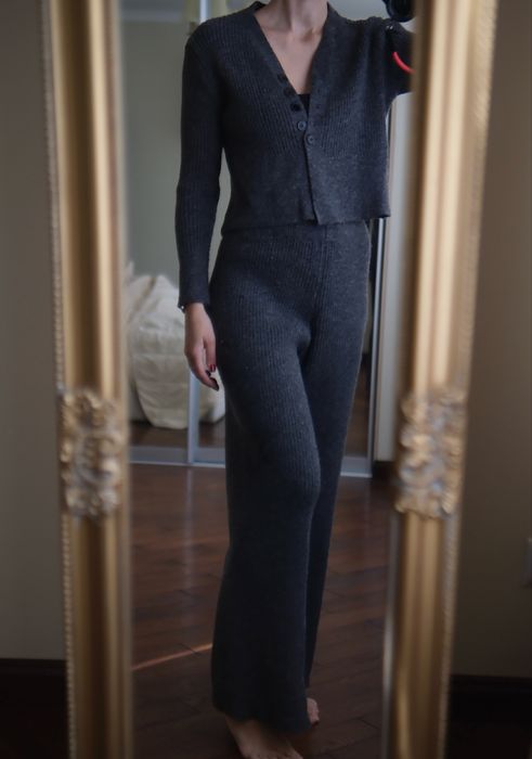 Вʼязаний жіночий костюм