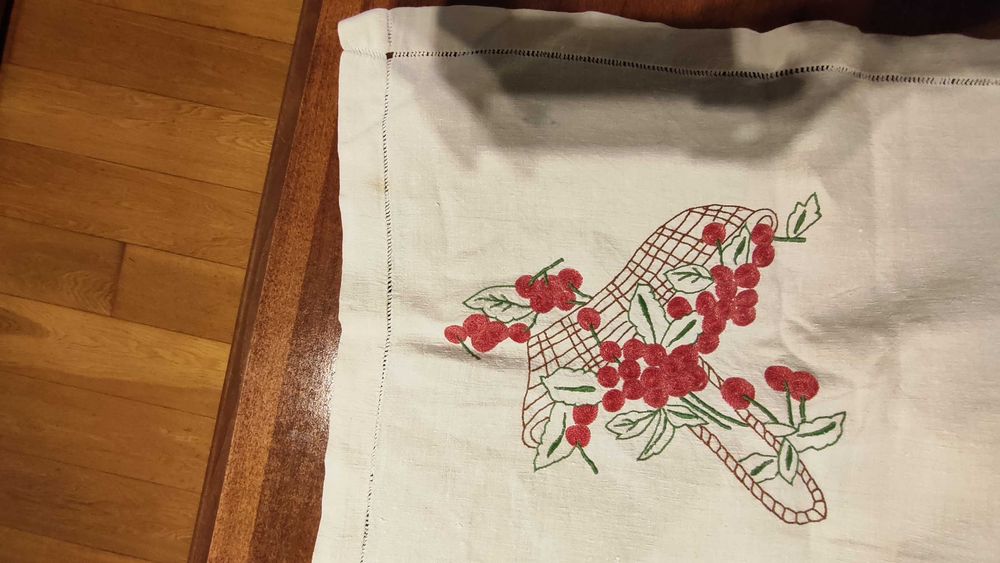 Toalha de linho antigo bordada à mao