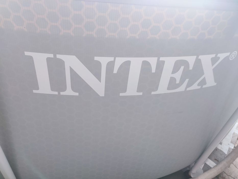 Продаю каркасні стійки для басейну Intex