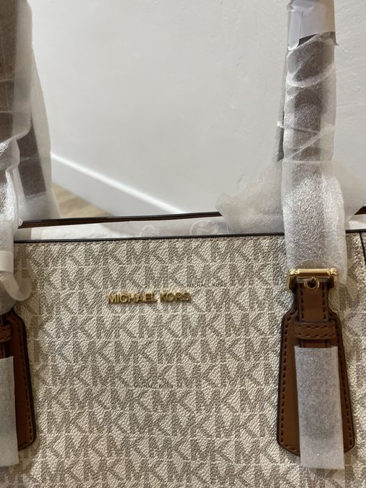 Mala nova Michael kors com aplicações em pele