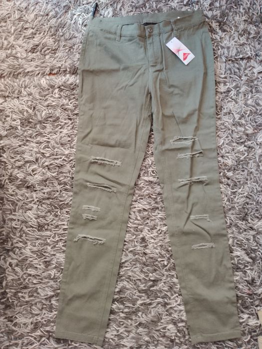 Spodnie z przetarciami dziurami khaki