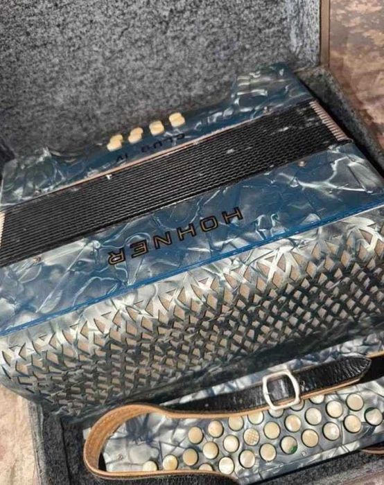 Concertina Hohner Club IV em  bom estado e pronta a tocar + mala e correias para concertina