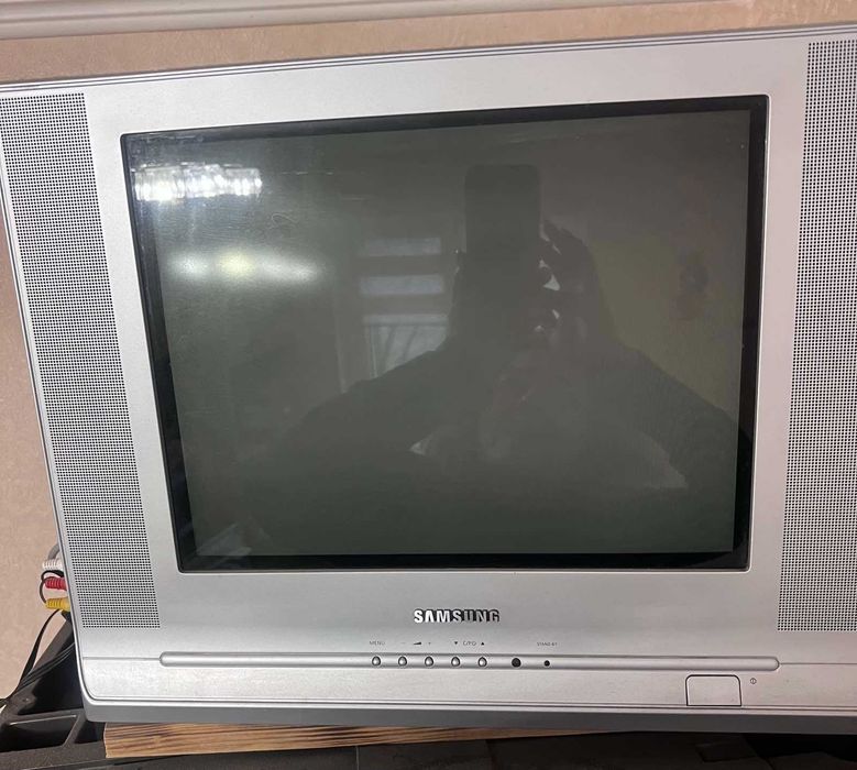 Продам телевизор Samsung + кріплення +Ресивер Т2 ТВ Romsat+2пульта