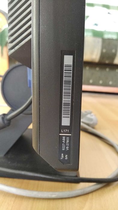 Monitor Lenovo 17 cali