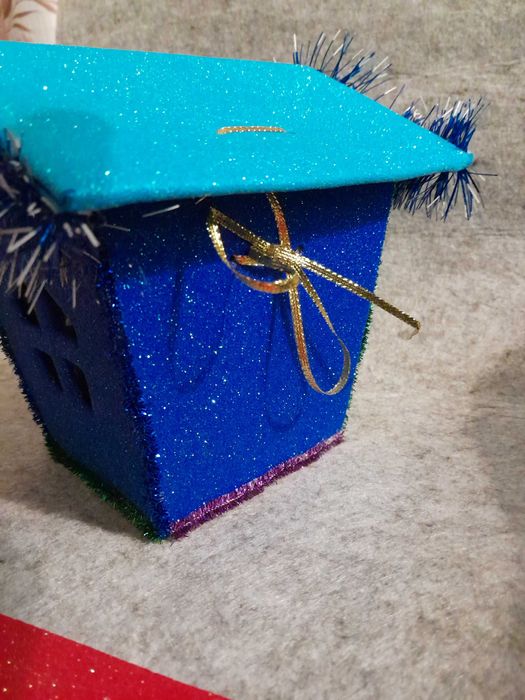 Новогодняя подарочна коробка для конфет или игрушек домик