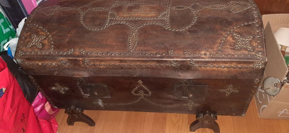 Arca em madeira maciça com taxas e pernas