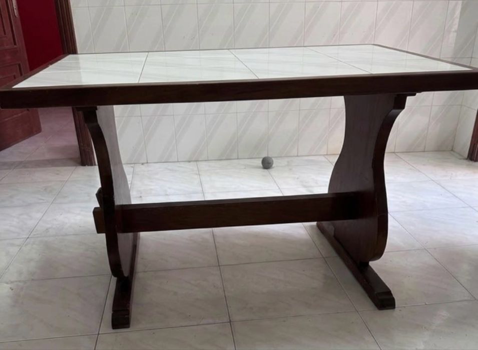 Mesa antiga de madeira com azulejos