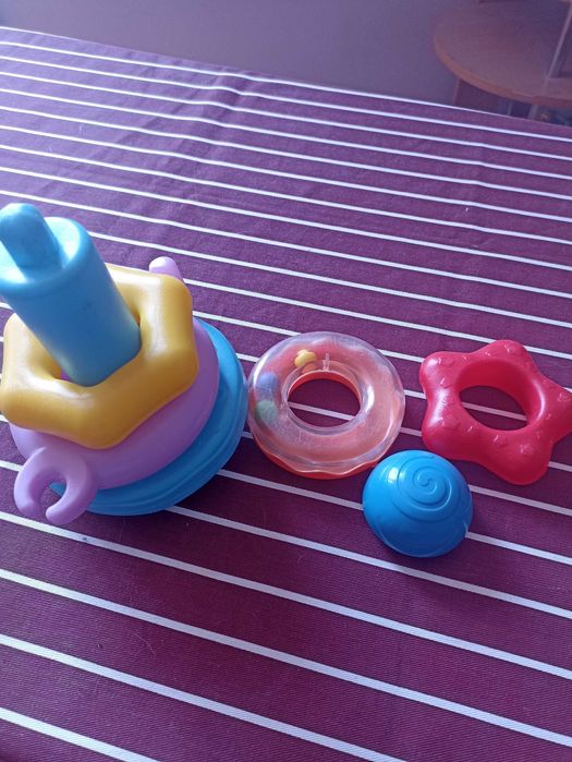 Wieża do układania dla dzieci 2+