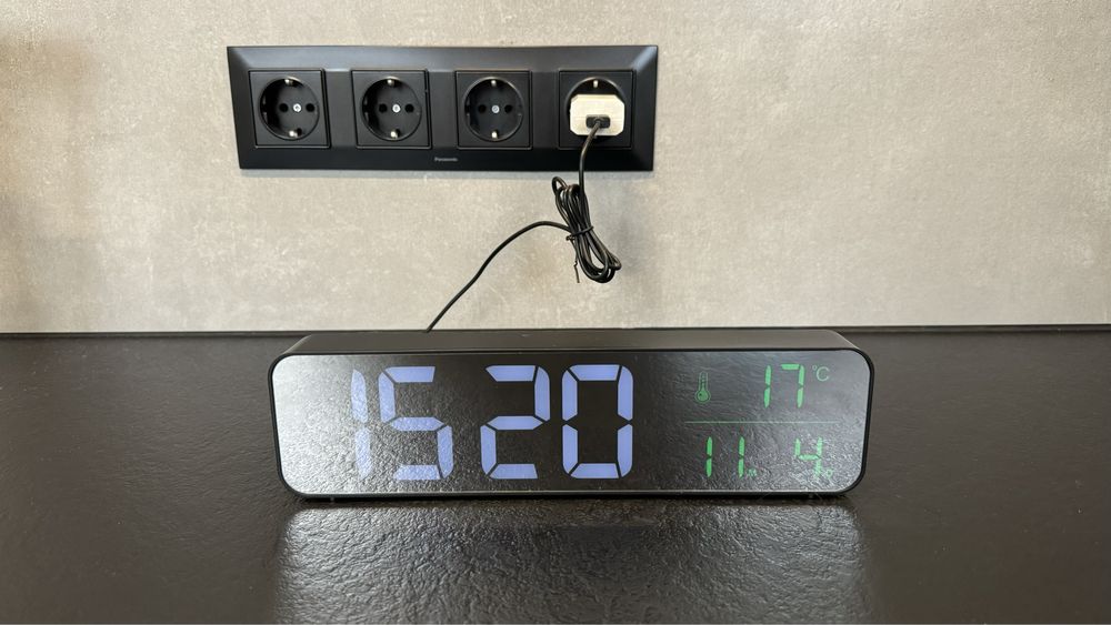 Годинник настільний чорний