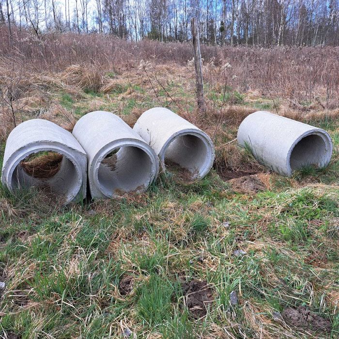 4 kanały betonowe o wysokość 1m. Śr. zew. 64 cm, śr. wew. 47.5cm