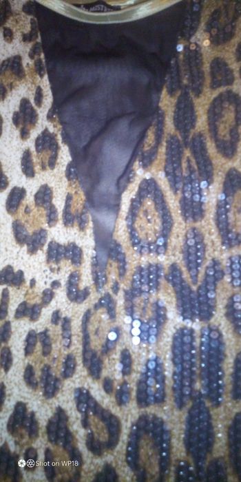 Sukienka W panterkę z cekinami