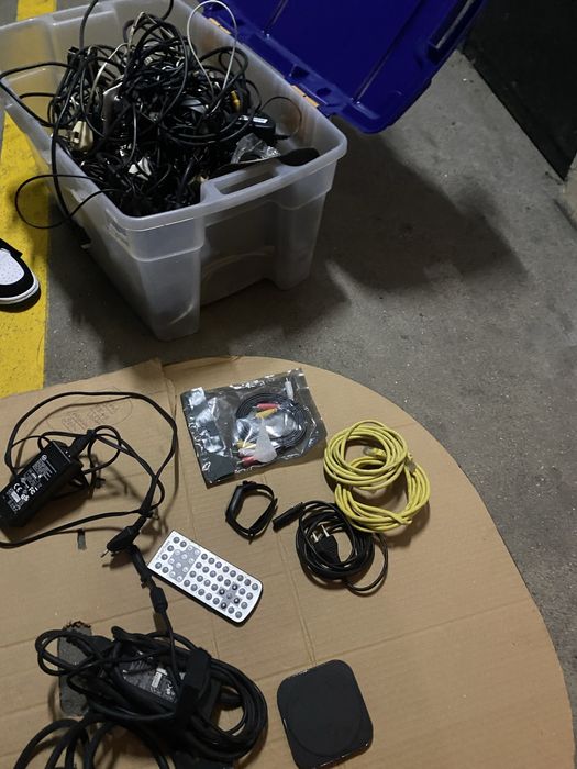 Caixa com cabos carregadores etc