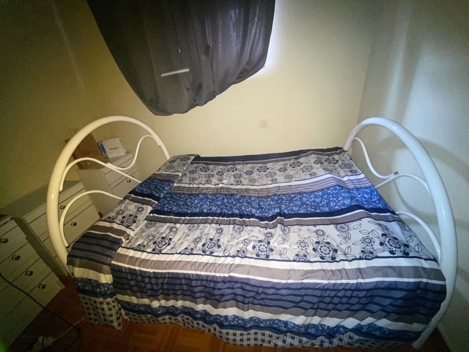 Cama de corpo e meio + secretária