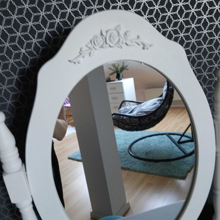 Piękna konsola toaletka biała z lustrem i szufladkami