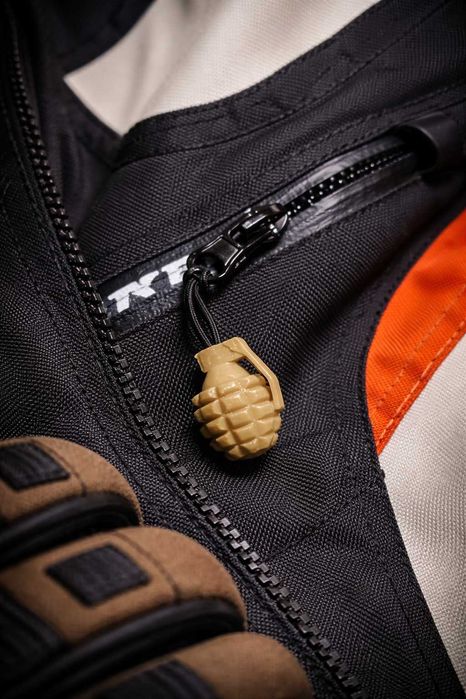 Брелок - пуллер на змейки