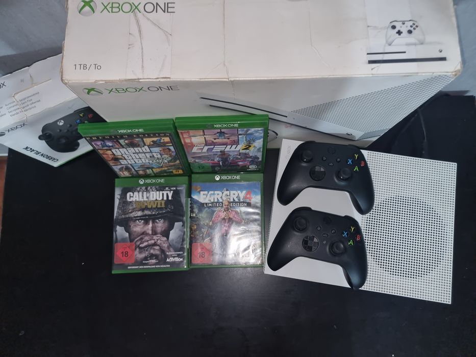Xbox One s 1TB + 2 comandos + 4 jogos