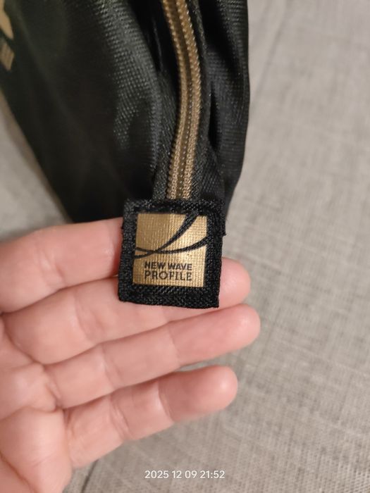 Kosmetyczka czarna ze złotymi dodatkami