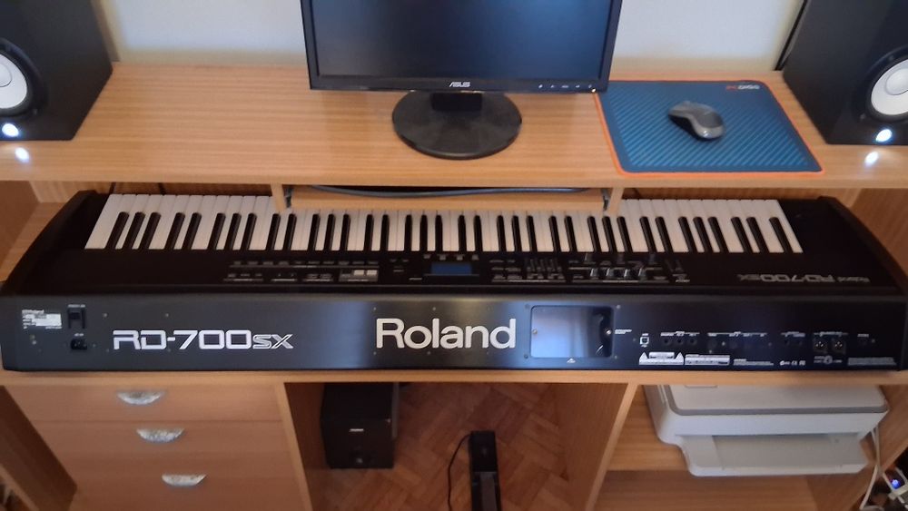Roland RD-700SX — Stage Piano