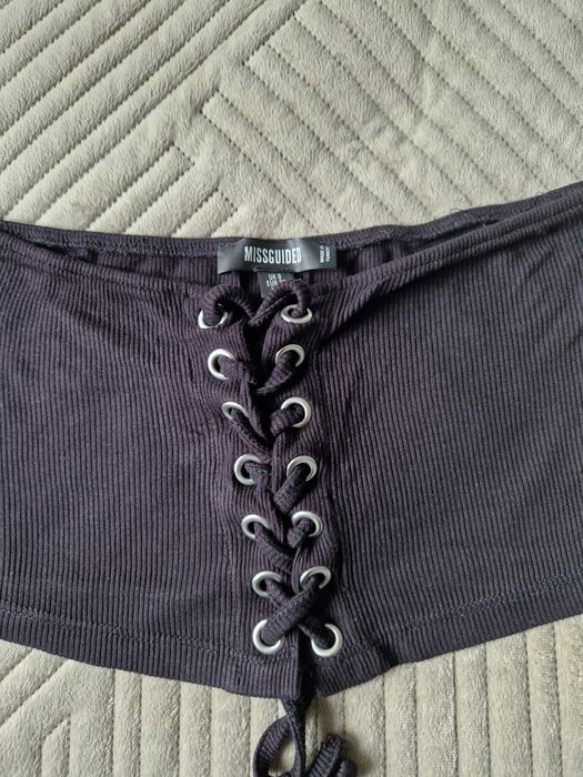 Crop top missguided z wiązaniem czarny prążkowany