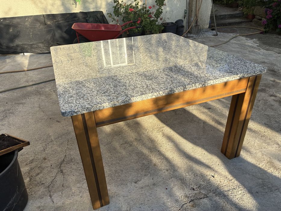 Mesa com tampo em pedra
