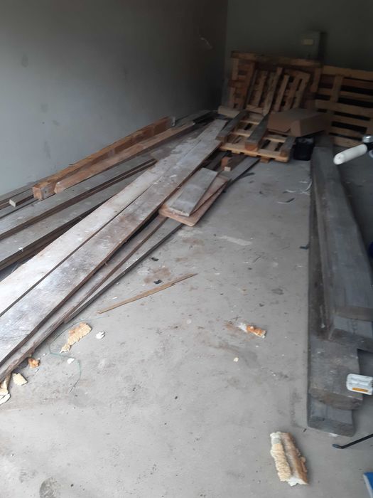 Deski pozostałość po odeskowaniu dachu