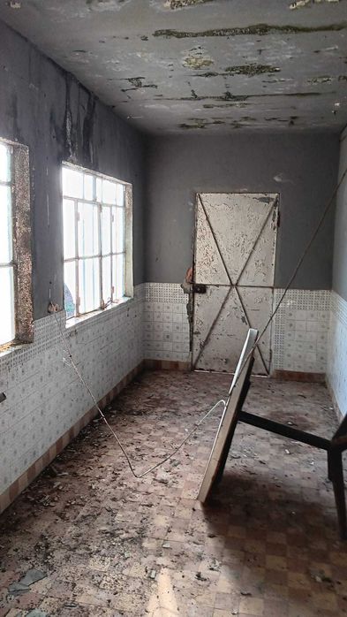 Terreno de 2200m2 com moradia para restauro.