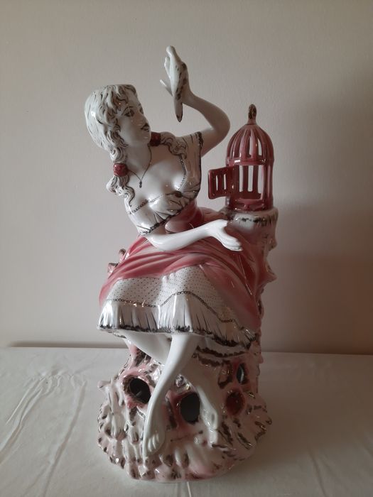 Boneca cerâmica rosa e branca