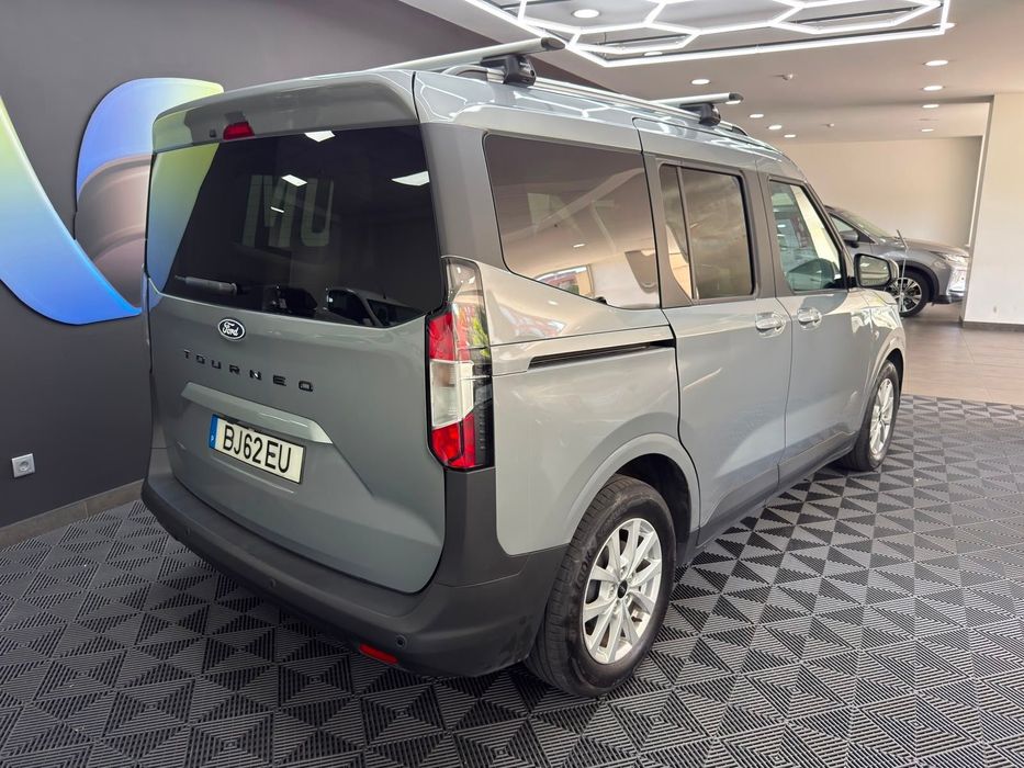 Ford Tourneo Courier 1.0 EcoBoost Titanium