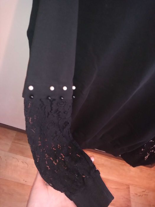 Czarna gładka bluza z perełkami i koronką