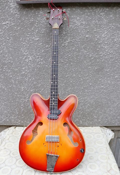 Бас гітара акустична.