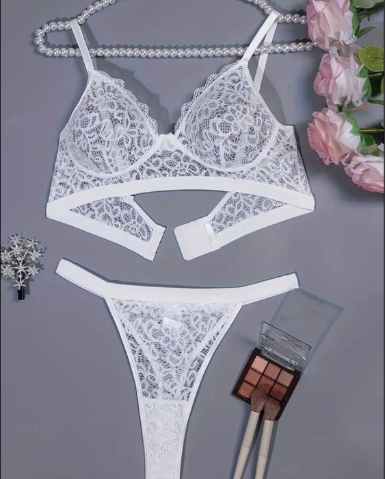 Білий комплект білизни з кружевом без кісточок