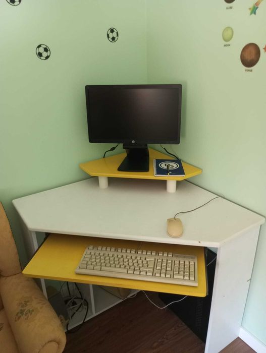 Secretaria de esquina mais arquibanco