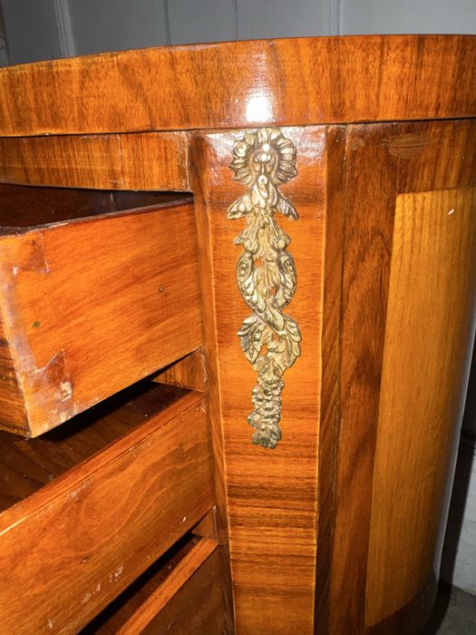 Mesa auxiliar com gavetas