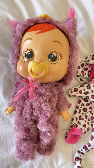 Boneca Cry Babies com 2 roupas inclusas