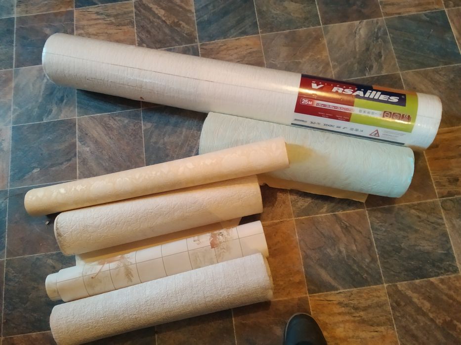 Большой рулон и остатки обоев