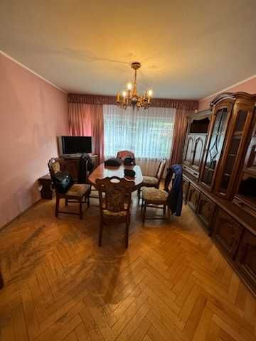 stół z kompletem krzeseł