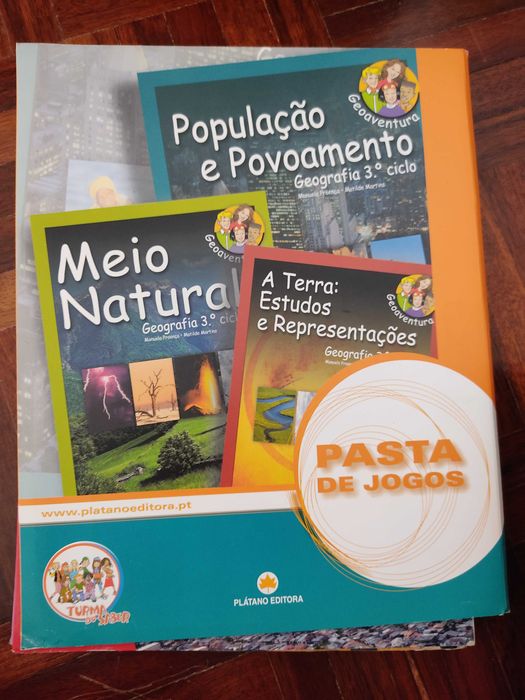 Livros escolares de diferentes anos de ensino e disciplinas