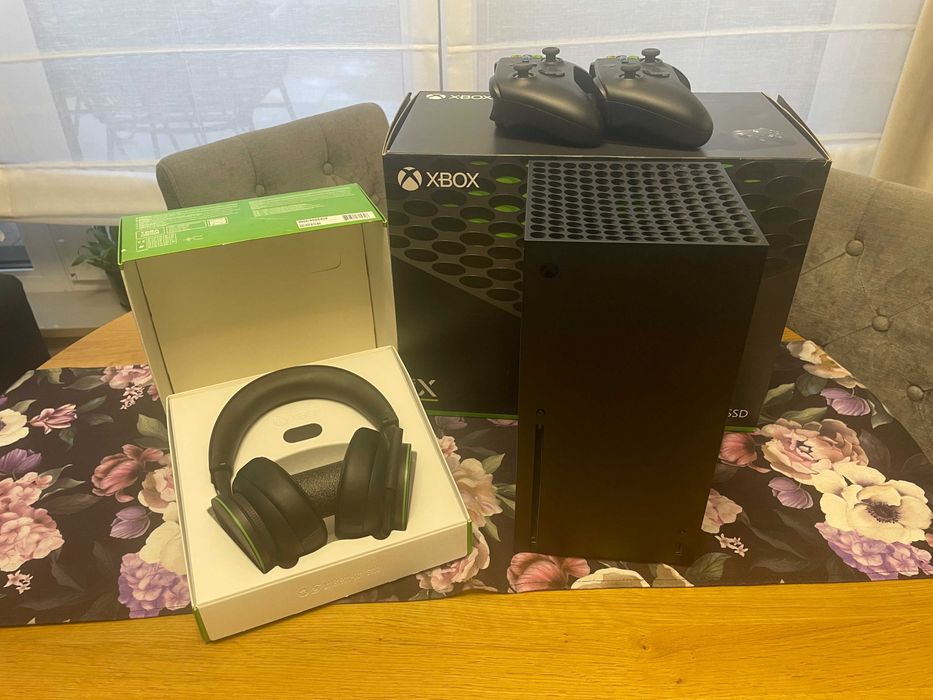 MICROSOFT XBOX Series X + Akcesoria - Stan Idealny