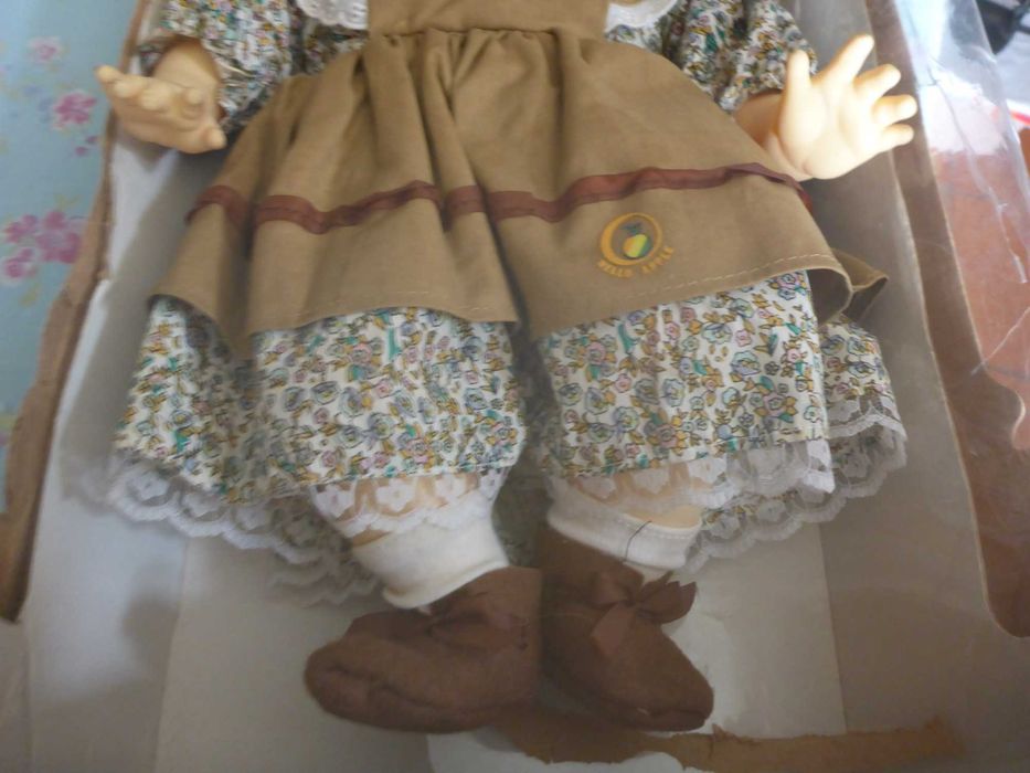 Boneca antiga anos 80, roupas da época Vitoriana - Inglaterra 42cm