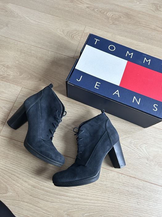 Granatowe botki na obcasie Tommy Hilfiger buty zamszowe