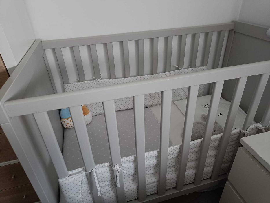 Berço IKEA cinza