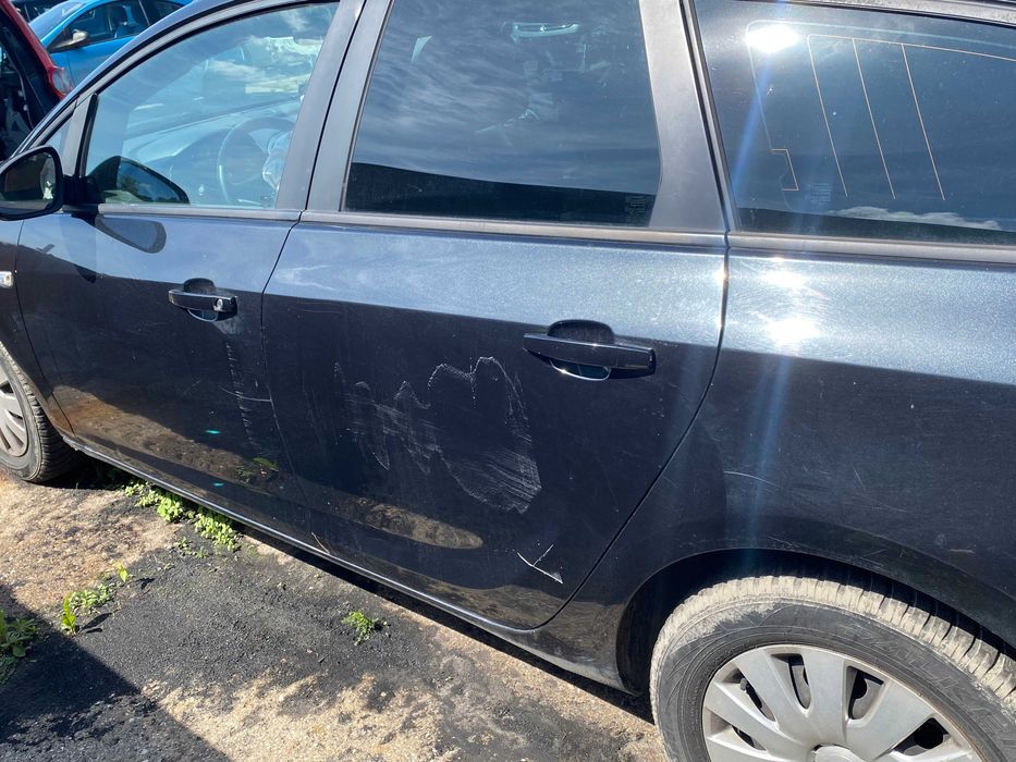 Opel Astra J Kombi Drzwi Lewy Tył Kompletne Kolor Z22C
